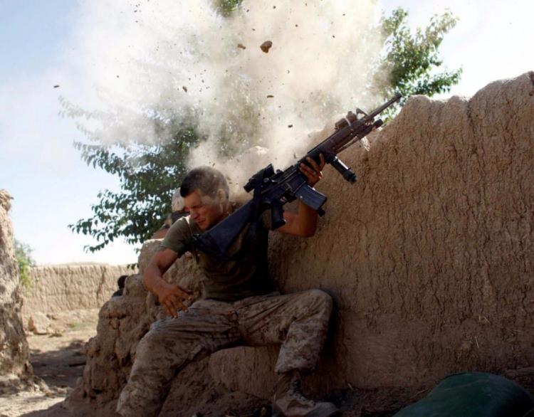 <p>Amerikan askeri William Olas Bee'nin Afganistan'da girdiği çatışmada önündeki toprak duvara kurşun isabet ediyor. Askerin başını eğmesiyle hayatı kurtuluyor.</p>
