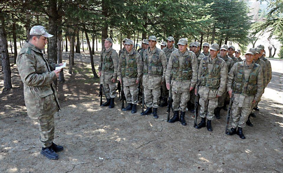 <p>Manisa'dan birliğe katılan asker Ömer Yılmaz da komutanlarının gereken her türlü eğitimi kendilerine verdiğini belirterek, eğitimleri birden fazla tekrarlayıp iyi bir tecrübe kazandıklarını ifade etti.</p>
<p> </p>