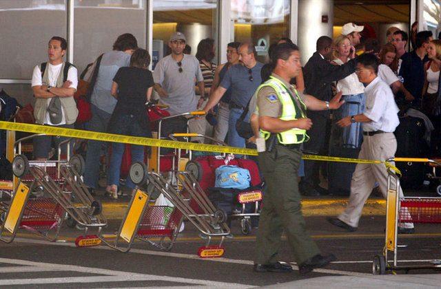 <p>4 Temmuz 2002: Los Angeles Havalimanı'nda El Al İsrail Havayolları'nın bilet satış ofisine silahla ateş açan Mısırlı Hesham Mohamed Hadayet, güvenlik görevlilerince öldürüldü.</p>
<p> </p>