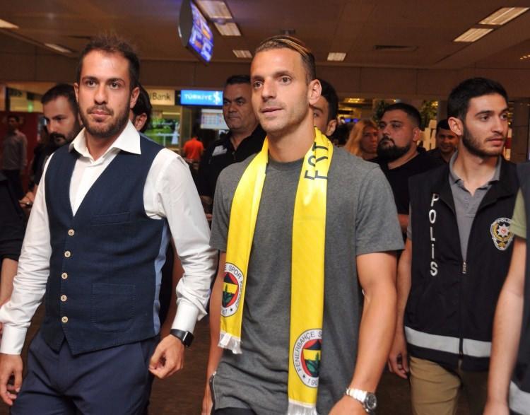 <p>Fenerbahçe, İspanya'dan Roberto Soldado'yu kadrosuna kattı ve golcü transferine noktayı koydu. Soldado transferi özellikle sosyal medyada en çok tartışılan konulardan biriydi.</p>
