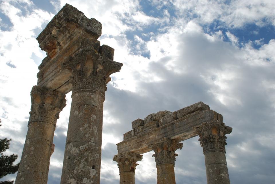 <p>İlçede bir süre önce etkili olan kar yağışıyla beyaza bürünen 2 bin 500 yıllık antik kent, sütunlu ana caddesi, tören kapısı, tarihi çeşme binası, Zeus Tapınağı, üzüm hevenkli sandukası, şans tapınağı, kuzey kent kapısı, amfi tiyatrosu, burçları, Helenistik anıt mezarları ve kiliseleriyle ziyaretçilerine tarihi bir yolculuk imkanı sunuyor. </p>
<p> </p>