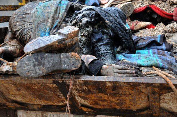 <p>&Ouml;len IŞİD mensuplarının cesetleri, &ouml;zel kıyafetli ve maskeli kişilerce toplanıyor.</p>

<p>&nbsp;</p>
