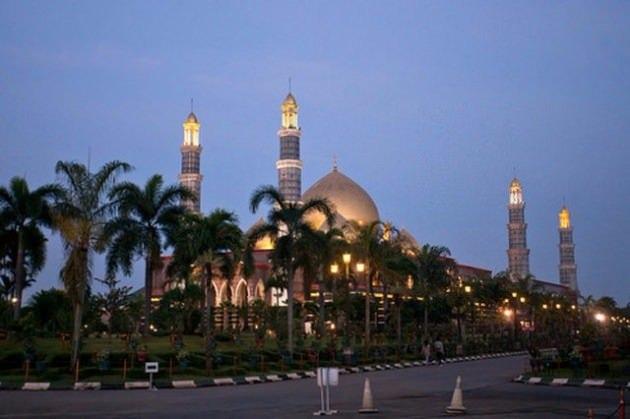 <p>Kubah Emas Masjid-Endonezya</p>
<p> </p>