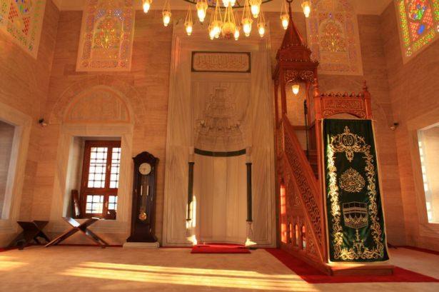 <p>Mimarisi üstün özelliklerde bir cami inşa edildi. İstanbul Üsküdar'da inşa edilen Kuşkonmaz Camisi'nin (Şemsi Ahmet Paşa) birebir örneğidir. Osmanlı camisinin modern özelliklerde uygulanmasıdır. Çok ehil eller tarafından yapıldı. Birinci sınıf malzemeler seçilerek kullanıldı" diye konuştu.</p>
