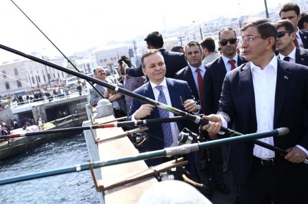 <p><span style="color:#FFFFFF"><strong>Başbakan Ahmet Davutoğlu, buradan Galata Köprüsü'ne yürüdü. Köprüdeki balıkçılarla sohbet eden Davutoğlu, bir balıkçının oltasını denize salladı.</strong></span></p>
