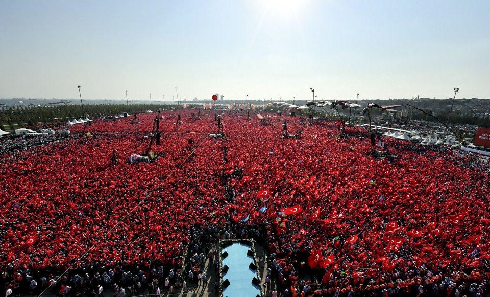 <p><strong>Demokrasi ve Şehitler Mitingi</strong><br />
<br />
Cumhurbaşkanlığı himayesinde, İstanbul Valiliği ve İstanbul Büyükşehir Belediyesi desteğiyle düzenlenen "Demokrasi ve Şehitler Mitingi", Yenikapı Miting Alanı’nda gerçekleştirildi.<br />
<br />
<strong>Kayhan Özer</strong></p>