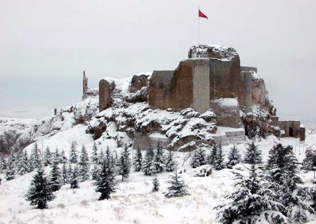 <p><strong>Harput Kalesi, Elazığ</strong></p>
<p>Harput Kalesi Urartular tarafından dikdörtgen bir plan üzerine kurularak yapılmış olan mimari yapıdır. Kale, iç ve dış kale olmak üzere iki bölümden oluşmaktadır. Şu anki Elazığil sınırları içerisindedir. Rivayete göre yapımında kullanılan harca su yerine süt eklenmiştir bu nedenle Süt Kalesi olarak da adlandırılır. Fakat çoğu kişinin de bildiği ve sorduğu gibi Süt Kalesi'ndeki süt kullanılma sebebi su Kıtlığı olduğu içindir. Bu sebepten dolayı süt kullanılmıştır.</p>