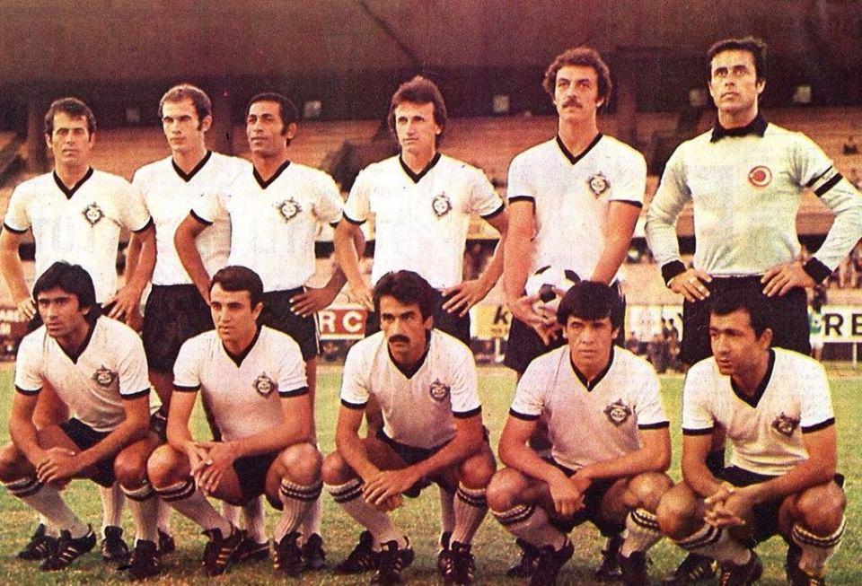 <p><strong>Altay (1977-1978)</strong></p>
<p>Teknik direktör Necdet Niş’in önderliğinde, 1977-1978 sezonunda Türkiye 1.Ligi’ni 6.sırada bitiren İzmir ekibi Altay.</p>
<p>Soldan sağa</p>
<p>Ayaktakiler: Mustafa Denizli, Zafer Bilgetay, Muzaffer Etçil, Nevruz Şerif, Erol Togay, Tanzer Sencer.</p>
<p>Oturanlar: Sabahattin Erbuğa, Uğur, Akif Başaran, Bilal Yaşar, Mustafa Kaplakaslan.</p>
