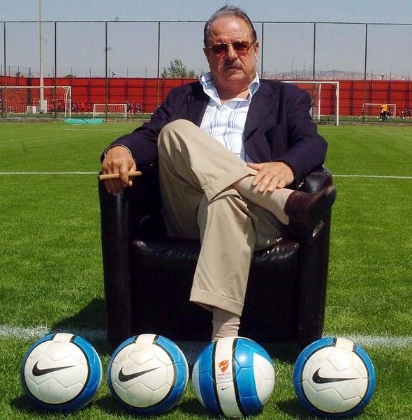 <p>Türk futboluna damga vurmuş Gençlerbirliği'nin efsane başkanı 81 yaşında hayata veda etti. İşte 40 yıldır Ankara ekibiFenerbahçe’nin Kona ve Moshoeu ile Rıdvan Dilmen ve Tanju Çolak’ı takas teklifini “Biz yetişmiş büyüğü almak değil, yetişip büyük olacaklara kapı açmak iddiasındayız. Bizim işimiz gençlerle, isimsizlerle…” diyerek geri çevirmiş, ardından “Kona ve Moshoeu, 100 milyar dolar veren herkes için satılıktır” açıklamasını yapmıştı. Günün sonunda Cavcav bu futbolculardan beklediği parayı kazanamadı. Aksi gibi bir de Türkiye’deki kulüplere istemeye istemeye yol göstermişti.in başında bulanan Cavcav'ın hayat hikayesi...</p>
