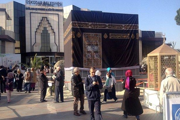 <p>Üsküdar Belediye Başkanı Hilmi Türkmen, programda, Hz. Muhammed'in örnek hayatını yaşatmaya çalıştıklarını belirterek, şunları kaydetti</p>