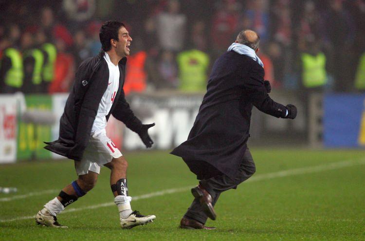 <p>Kosova maçı sonrası tam 88 dakikalık basın toplantısı düxzenleyen Fatih Terim, olayın merkezinde olmasına rağmen Arda Turan ismini hiç kullanmadı.</p>
