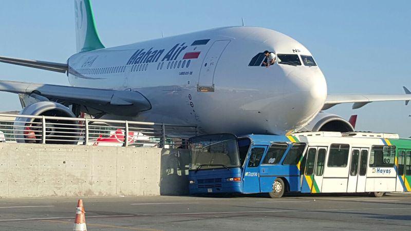 <p>Tahran’dan İstanbul Atatürk Havalimanı’na inen İran Mahan Air’e ait Airbus A310 tipi uçak, park pozisyonu alırken duramayarak korkuluklara vurdu.</p>
