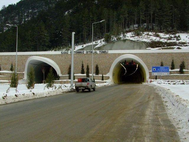 <p>İlk kazmanın 2012'de vurulmasının ardından yer altında yüzlerce metre yol katedilerek bin 875 metre yüksekliğindeki Ilgaz Dağı dize getirilerek inşa edilen tünel, bugün törenle hizmete girecek.</p>

<p> </p>
