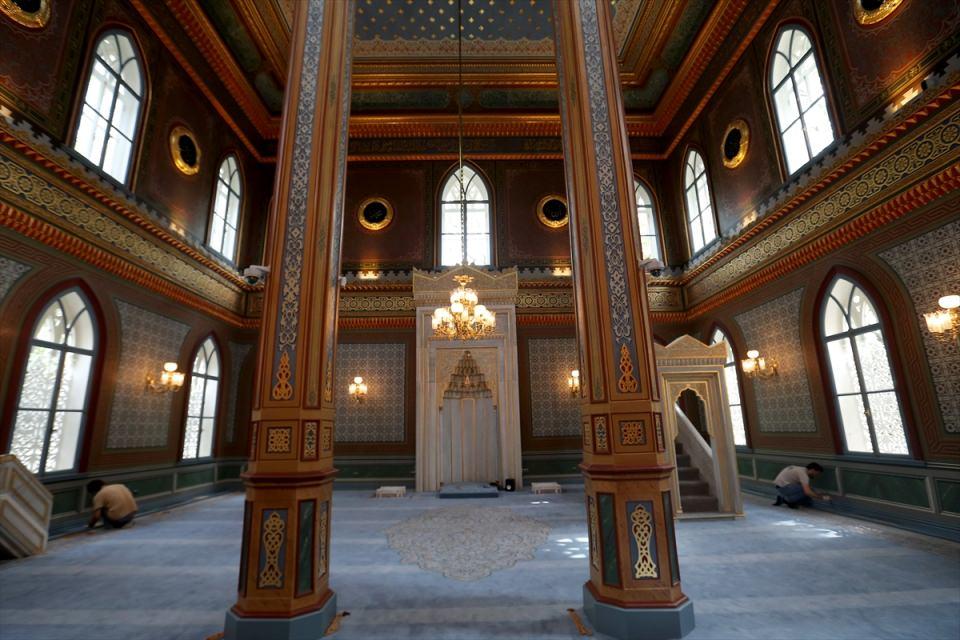 <p>Öncelikle ahşap kubbenin kurşunları açıldı, onlar yenilendikten sonra dış duvarlar, dış etkenlerden oluşan kirler, paslardan arındırıldı. Sağlamlaştırmayla ilgili drenajlar yapıldı.</p>