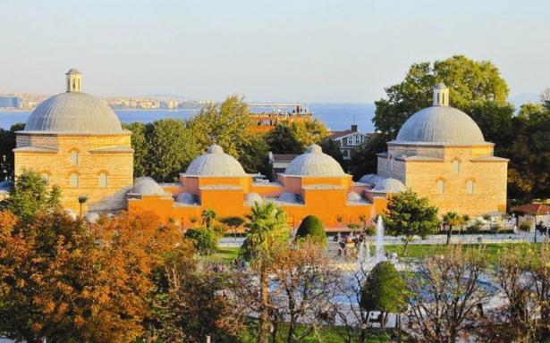 <p><strong>8- HÜRREM SULTAN HAMAMI</strong><br />
Ayasofya Müzesi ile Sultanahmet Camii arasında yer alan Hürrem Sultan Hamamı, Sinan tarafından 1556 – 1557 yıllarında yapıldı. 1910 yılına kadar aktif olarak kullanılan hamam, uzun yıllar kapalı kaldıktan sonra 2008 yılındaki restorasyonu</p>
