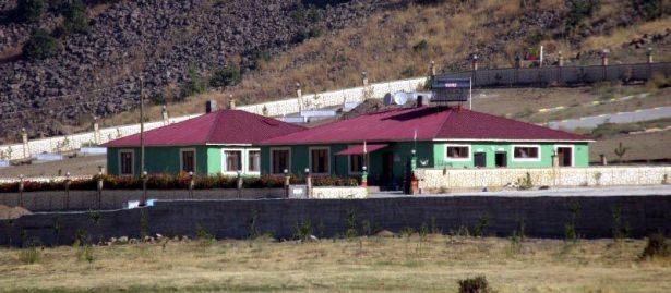 <p>Valilik tarafından yapılan yazılı açıklamada, son günlerde gerek sosyal medyada, gerekse HDP Muş milletvekilleri ve milletvekili adaylarının basında yer alan "Varto'da cami, cemevi ve mezarlıkların devlet tarafından yıkıldığı ve tahrip edildiği" yönündeki açıklamalarıyla algı oluşturulmak istendiği belirtildi.</p>