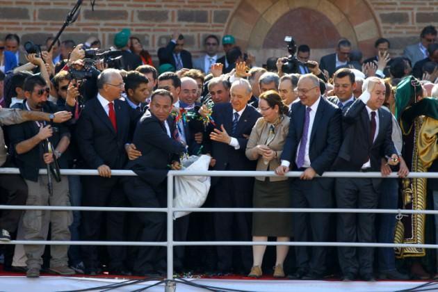 Merkez Efendi'yi canlandıran Karayel, platformdan ilk mesir macunlarını bu sözlerin ardından protokol üyeleriyle saçtı.