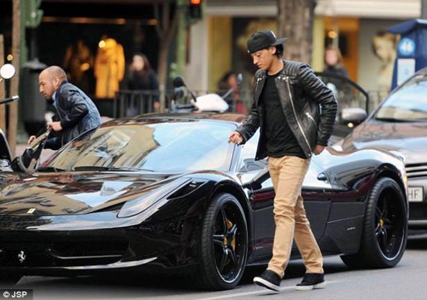 <p>Mesut Özil<br />
Ferrari 458</p>
