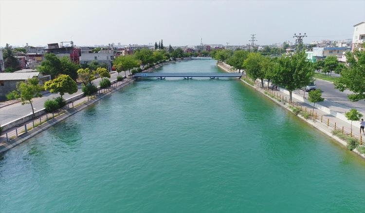 <p><strong>Sulama kanalı yerine portatif havuzlarda yüzüyorlar </strong></p>
<p>Adana'da yaz aylarında sulama kanallarında yaşanan boğulma olayları nedeniyle harekete geçen Seyhan Belediyesi, farklı bir uygulamayı hayata geçirdi.</p>