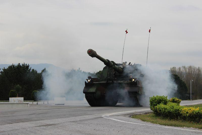<p>96 adet 155 milimetrelik her türlü NATO mühimmatını taşıyabilecek şekilde üretilen Poyraz, mühimmatları Fırtına obüsüne 20 dakikada el değmeden aktarıyor. Mermileri otomatik, barutları ise yarı otomatik olarak aktaran Poyraz, 50 ton muharebe ağırlığıyla, 750 beygir gücündeki motoruyla her türlü arazi şartlarında görevini başarıyla yapıyor. Yaklaşık 360 kilometre hareket sığasına sahip olan Poyraz, gerektiği durumlarda ise sis salarak kendisini kamufle ediyor.</p>