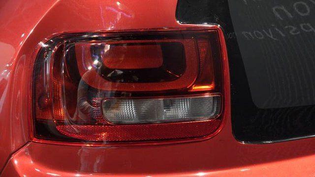 <p>Dünya devi farklı otomobil markalarının güncel tasarım dillerine benzetilebilecek araç, özellikle Volkswagen Grubu'nun küresel tasarım özelliklerine yakın görünüyor. Sportif araç çizgileri taşıyan ve agresif görünen Model 1, ön kısmındaki sivri çizgilerin etkisiyle durduğu yerde hareket ediyormuş hissi verirken, genel tasarım içerisinde büyük gövde tasarımının, gövdeye yakın büyük tekerleklerle birleştirilmesi da ayrıca dikkat çekici.</p>
<p> </p>