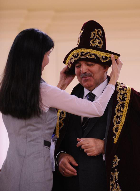 <p>Cumhurbaşkanı G&uuml;l, seyahatlerinde ve kabullerinde, kendisine hediye edilen y&ouml;resel kıyafet ve şapkaları takarak sık sık poz verdi.</p>
