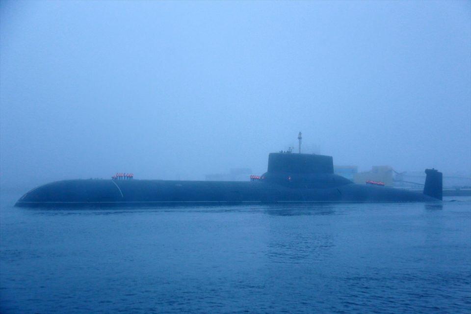 <p>Rusya'ya ait Dmitriy Donskoy isimli nükleer denizaltı, Rusya Deniz Kuvvetler günü dolayısıyla düzenlenecek olan geçit törenine katılmak üzere Saint Petersburg kentine geldi.</p>

<p> </p>
