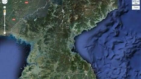 <p><strong>Kuzey Kore'nin tamamı</strong><br />
Kuzey Kore'nin uydu resimlerinde aslında herhangi bir eksiklik yok. Ancak yakınlaştığınızda sokakların, şehirlerin ve binaların isimlendirilmediğini farkediyorsunuz.</p>
