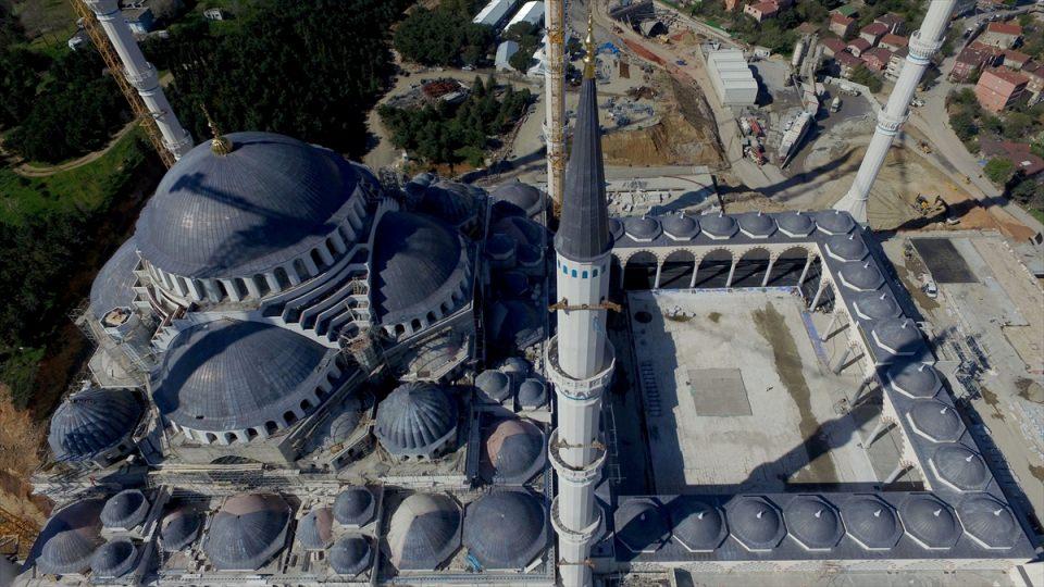<p>Ana kubbenin sıvası tamamlanırken, ana kubbeyi taşıyan kemerler ve mahfil katlarla ilgili çalışmalar sürüyor. Avluda ise zemine granit kaplama yapılıyor. </p>
<p> </p>