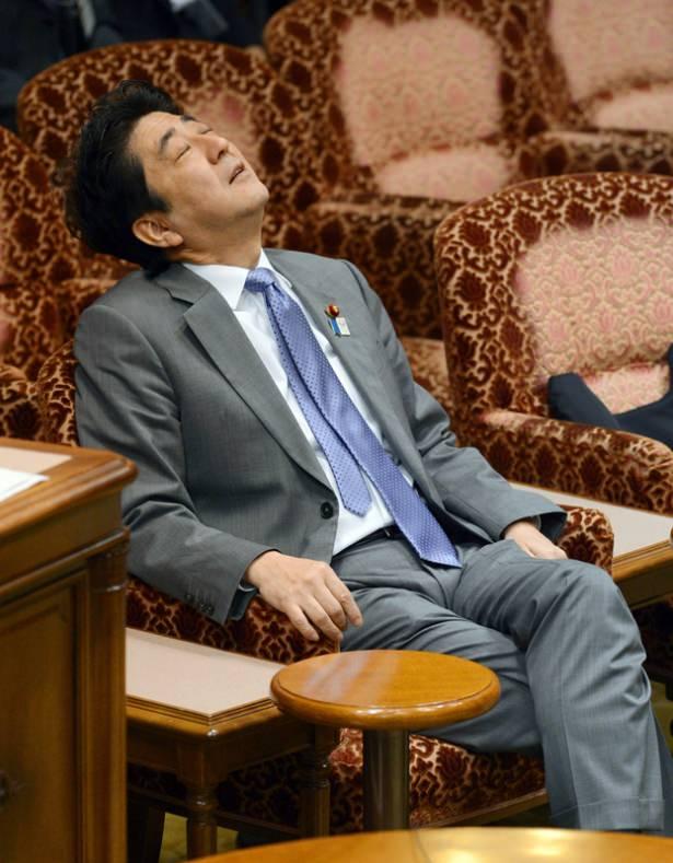 <p><strong>Japonya Başbakanı Şinzo Abe</strong></p>
<p><strong>2013'te uzun bütçe maratonunda yorgun düşmüş mecliste şekerleme yapmıştı.</strong></p>
