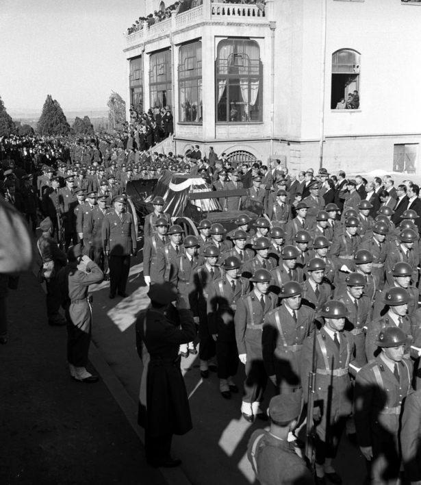 <p>Atatürk'ün naaşı Anıtkabir'e nakli töreninde Türk Ocağı önünden geçerken görülüyor.</p>
