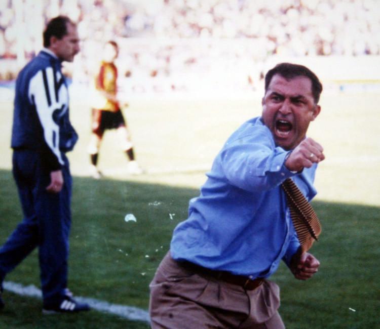 <p>Sezonun bitimine 3 hafta kala Çanakkale Dardanelspor'u deplasmanda 2-1 ile geçen Galatasaray şampiyon oldu. Teknik Direktör Fatih Terim maçın bitiş düdüğüyle birlikte büyük sevinç yaşadı. 1998</p>
