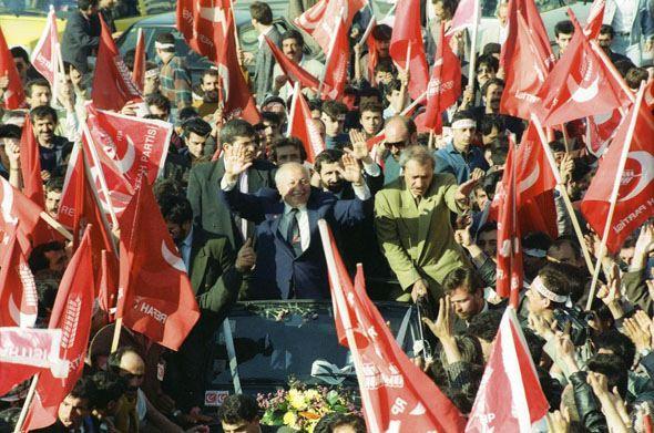 <p><strong>Refah Partisi (RP) Genel Başkanı Necmettin Erbakan, 27 Mart'ta yapılacak yerel seçimler dolayısıyla 26 Mart 1994'te İzmir'de düzenlenen mitingde konuştu. </strong>​</p>
