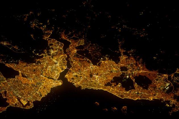 Amerikan Uzay ve Havacılık Dairesi NASA, Uluslararası Uzay İstasyonu'nda (ISS) görevli astronotlar tarafından çekilen İstanbul fotoğrafını yayınladı. İstanbul'un gece görünüşünde en çok Boğaz üzerindeki iki köprünün de uzaydan belirgin şekilde görünür olması dikkat çekiyor. Karadeniz ile Marmara Denizi'ni birbirine bağlayan yaklaşık 30 kilometre uzunluğundaki İstanbul Boğazı üzerinde yer alan iki asma köprü, Boğaziçi ve Fatih Sultan Mehmet, ISS'ten ışıl ışıl görünüyorlar. İstanbul fotoğrafını farklı çözünürlüklerde yayınlayan NASA bilgi notunda, resmin, kentin Asya tarafının büyük kısmını kapsamasına rağmen Avrupa yakasının belli bir kesiminin göründüğünü belirtiyor. İstanbul'un 13,5 milyonluk nüfusuyla Avrupa'nın en büyük şehirlerinden biri olduğunun vurgulandığı bilgi notunda, fotoğrafın karanlık kesimlerini ormanların oluşturduğu vurgulandı.