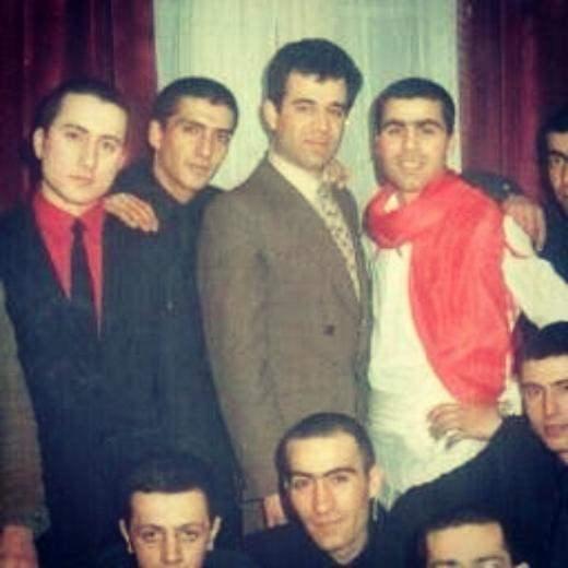 <p>1984-1986 yılları arasında 18 ay askerlik yapan Yavuz Bingöl, askerlik dönemine ait fotoğrafının altına ‘Kars Orduevi 1984’ iletisini yazarak paylaştı.</p>