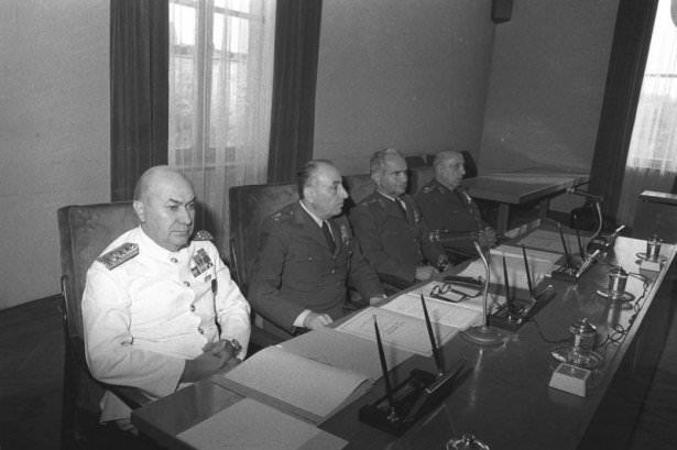 <p>MGK üyeleri (soldan sağa) Deniz Kuvvetleri Komutanı Oramiral Nejat Tümer, Kara Kuvvetleri Komutanı Orgeneral Nurettin Ersin, Hava kuvvetleri Komutanı Orgeneral Tahsin Şahinkaya ve Jandarma Genel Komutanı Orgeneral Sedat Celasun</p>