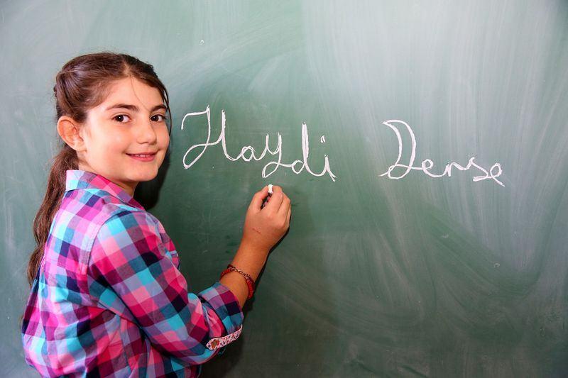 <p>Yaz tatilinin ardından açıköğretim öğrencileri dahil, yaklaşık 18 milyon öğrenci ve 900 bin öğretmen, yeni eğitim-öğretim yılına bugün başladı. 17 Haziran 2016'ya kadar sürecek.</p>

<p> </p>
