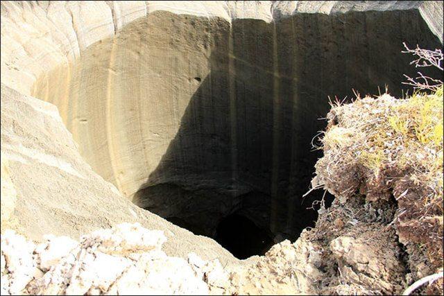 <p>Bir diğer teori ise deliğin meteor düşmesi sonucu oluştuğu... Ancak böylesine ciddi hasara yol açacak bir meteorun uzay gözlemcileri tarafından fark edilmemesinin mümkün olmadığı belirtiyor.</p>

<p> </p>
