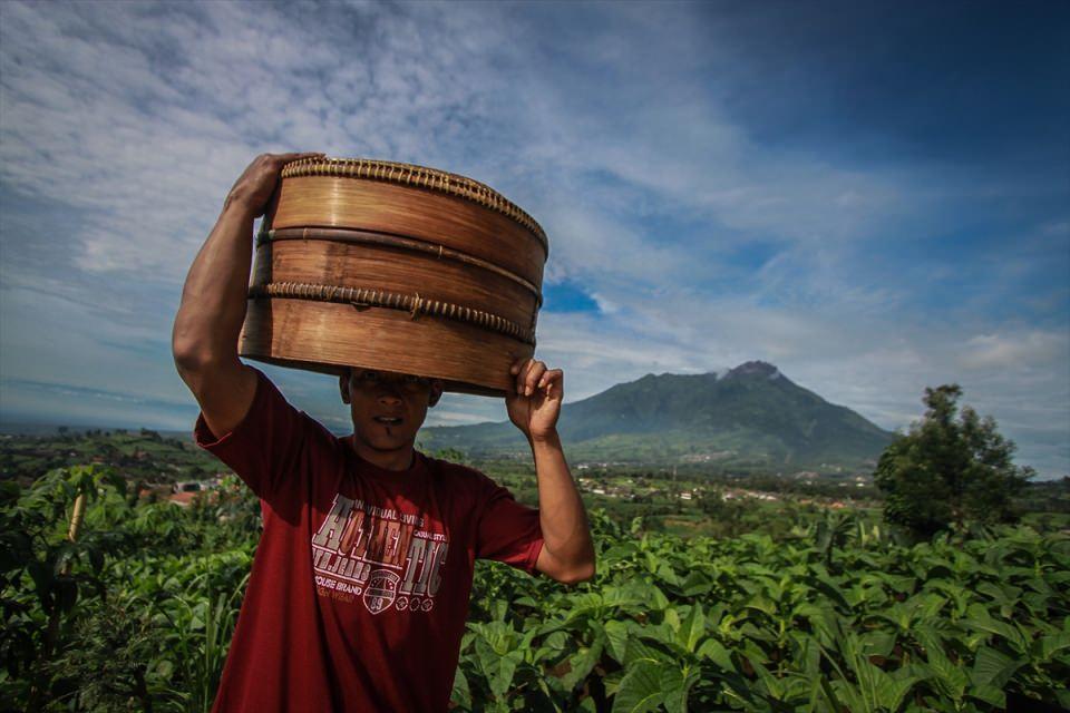 <p>&Ouml;zellikle Orta Java'daki M&uuml;sl&uuml;manlar, Ramazan ayı &ouml;ncesinde Nyadran adı verilen dini bir t&ouml;ren d&uuml;zenliyor.&nbsp;</p>
