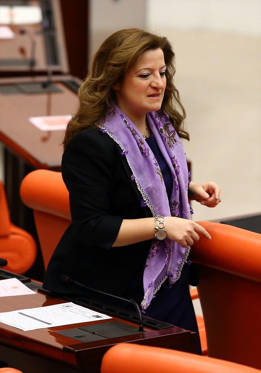 <p>Nice ilkler bu topraklarda ortaya çıkmıştır ve Cumhuriyet, siyaset, sosyal hayat, çalışma hayatı, sanat, bilim gibi konularda kadını ön plana çıkarmıştır. Mustafa Kemal'in önderliğinde milletimizin bağrından çıkan Cumhuriyet, bir anlamda, kadını merkezine alan bir devriminin adıdır.</p>
<p> </p>