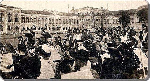 <p>109. Yıl-1930-Yıkılan Taksim Stadında Klasik Müzik</p>