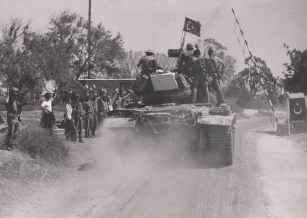 <p>Kuşatılmış Bir Türk Köyüne Giren Tanklarımız</p>

<p> </p>
