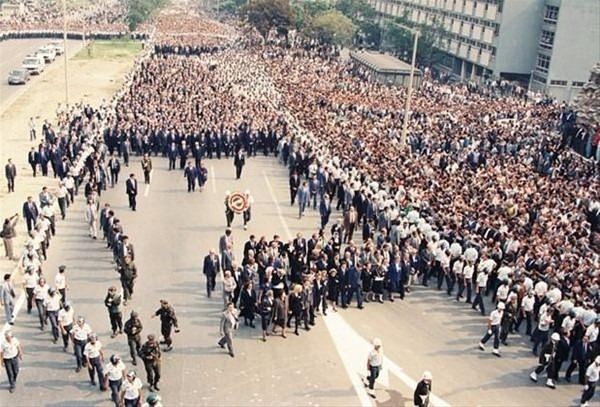 <p>Cumhurbaşkanı Özal, eski Başbakanlardan Merhum Adnan Menderes ve Bakanlar Fatin Rüştü Zorlu ile Hasan Polatkan'ın İstanbul'daki anıt mezarlığa nakil töreninde… (17 Eylül 1990)</p>

<p> </p>
