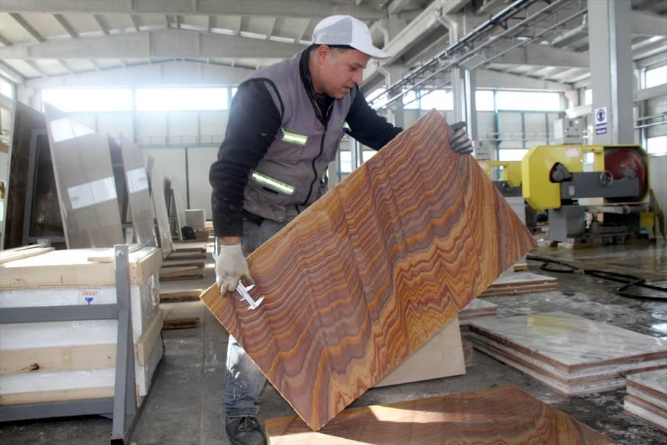 <p>Sadece mermer bölümünde yıllık 400 bin metrekare mermer üretiyoruz. Fabrikamızdaki granit bölümünde de yıllık 100 bin metrekare üretim yapıyoruz. Yeni teknoloji bölümünde de yıllık 50 bin metrekare özel işlenilen mermer çıkarıyoruz." dedi.</p>
