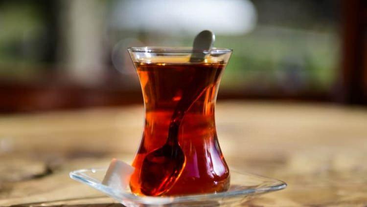 <p><strong>Sahurda çay içilmemeli</strong></p>
<p>Bu besinlerin yanı sıra günlük sıvı ihtiyacını karşılamak için 2 litre su tüketilmesi gerekir.</p>