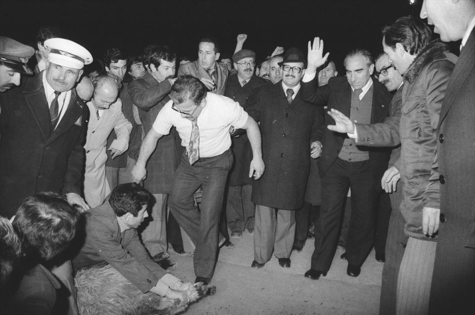 <p>MHP Genel Başkanı Türkeş (sağ 3), 9 Aralık 1976'da hacdan dönüşünde görülüyor. </p>
