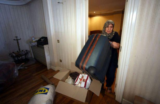 <p>21 yıldır Aslanlı Köşk'te oturduğunu hatırlatan Toprak, 2 yıl önce ''TMSF'nin köşkteki en kıymetli eşyayı da götürdüğünü'' ifade etmişti.</p>
<p> </p>
