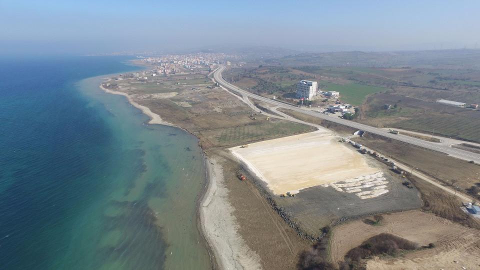 <p>Cumhuriyetin 100'üncü yılı olan 2023'te açılması planlanan köprü, dünyanın en uzun asma köprüsü olacak. Bölgede aralıksız çalışan iş makineleri temel atma törenin yapılacağı alanı düzleştiriyor.</p>

<p> </p>
