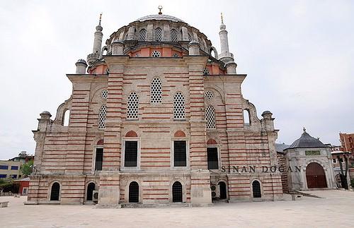 "Eğer yaptırdığınız şu camiyi bana bağışlar ve padişahlığınızı da, bütün yetkileriyle birlikte bana bırakırsanız, kurtulmanız için dua ederim. Sultan camiyi hemen vermesine rağmen saltanatını vermek istemez. Fakat içinde bulunduğu durumdan kurtulmak için saltanatını da vermeye razı olur. Laleli Baba'nın duasını alır ve hastalığından kurtulur. Yapılan cami, Lâleli Baba'ya bağışlandığı için caminin adına da onun ismi verilir.