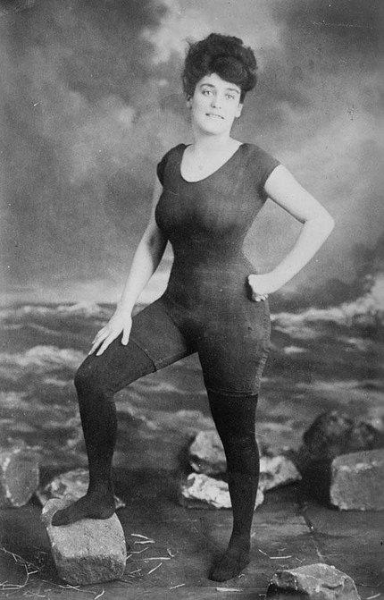 <p>Kadınların tek parça mayo giyme hakkını savunan Annette Kellerman. Fotoğraftan sonra "ahlaksızlık" gerekçesiyle tutuklanmış. 1907</p>

<p> </p>
